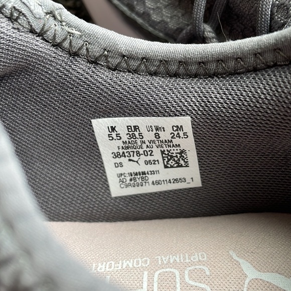 Gray w/pink accent Puma sneakers. Size 8 - Picture 5 of 5